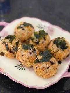 Hình của món Cơm nắm cá ngừ rong biển.