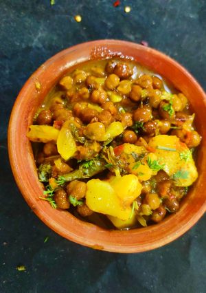 A picture of Aloo chana kar sabji.