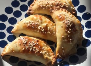 Una foto de Empanaditas de copetin #quesoycebolla