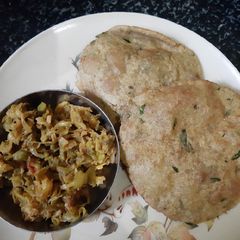 A picture of Bajra methi puri.