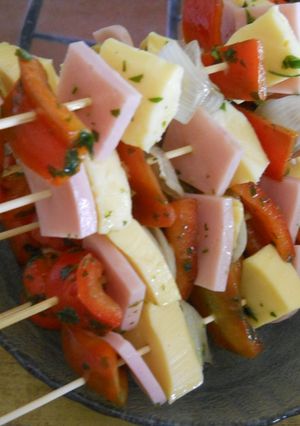 Una foto de Brochetas de jamon crudo, queso, morrón y cebolla caramelizada