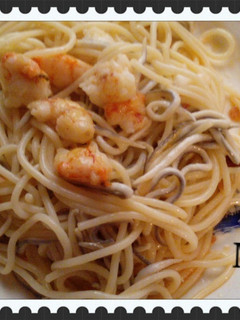 Una foto de Pasta con gambas y gulas