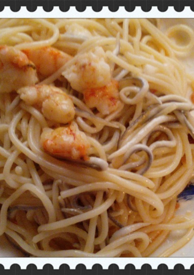 Una foto de Pasta con gambas y gulas