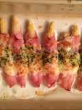 Espárragos envueltos con jamón y queso gratinado