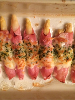 Una foto de Espárragos envueltos con jamón y queso gratinado