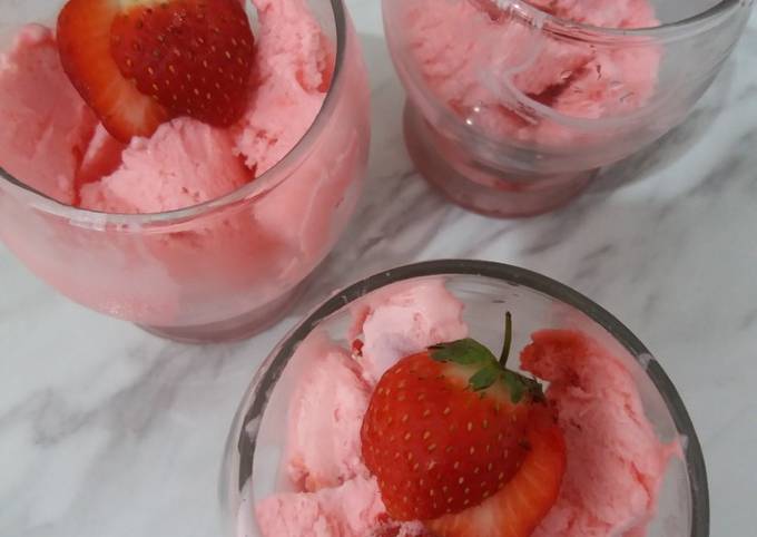 Langkah Mudah untuk Menyiapkan Strawberry ice cream Anti Gagal