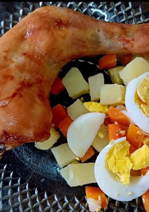 Una foto de Pollo al horno con ensalada