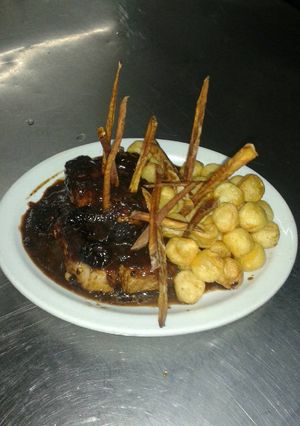 Una foto de Carré de cerdo en salsa de ciruela