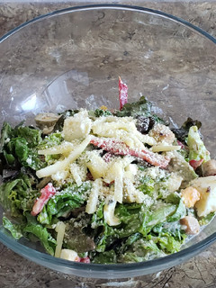 Una foto de Ensalada de lechuga y otras pocas cosas 🤭 con salsa de yogurt