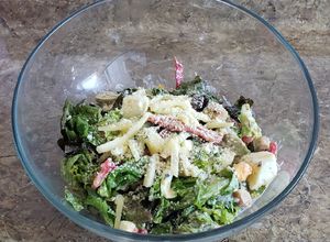 Una foto de Ensalada de lechuga y otras pocas cosas 🤭 con salsa de yogurt