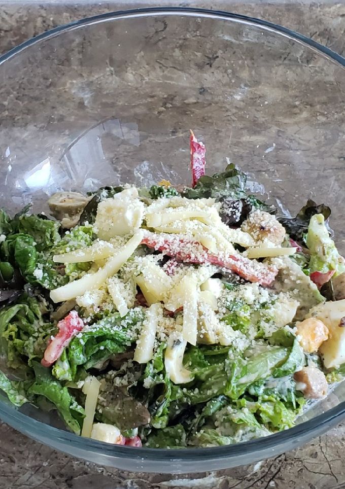 Una foto de Ensalada de lechuga y otras pocas cosas 🤭 con salsa de yogurt
