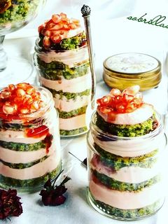 Una foto de Postre de granadas y pistachos en vasitos