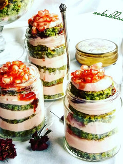 Una foto de Postre de granadas y pistachos en vasitos