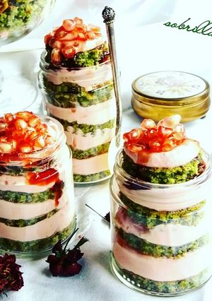 Foto principal de Postre de granadas y pistachos en vasitos