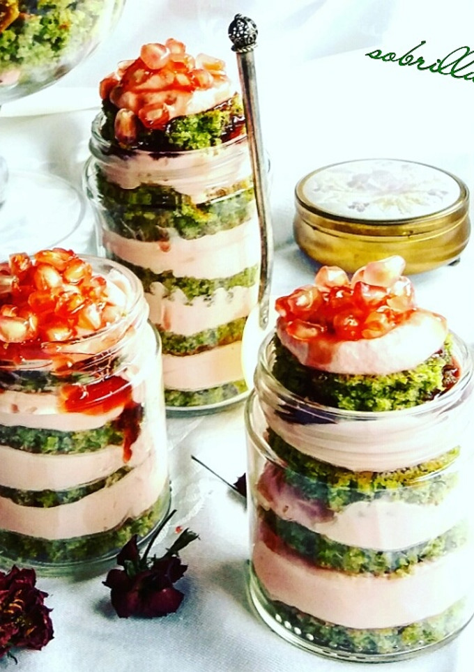 Una foto de Postre de granadas y pistachos en vasitos