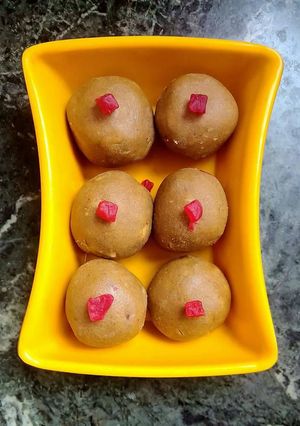बाजरा गोंद लड्डू (Bajra gond laddu recipe in hindi) रेसिपी मुख्य फोटो