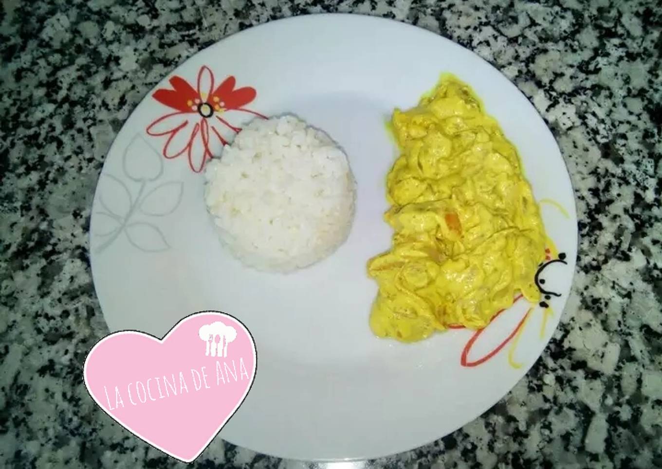 Pollo con nata al curry con arroz blanco