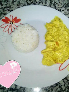 Una foto de Pollo con nata al curry con arroz blanco