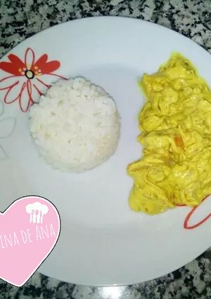 Una foto de Pollo con nata al curry con arroz blanco