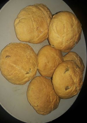 Una foto de Bollitos de pimentón y aceitunas.