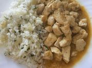 Una foto de pollo al curry con leche de coco