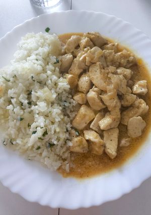 Una foto de Pollo al curry fácil con leche de coco