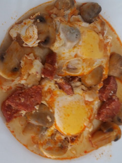 Una foto de Champiñones en salsa con chorizo y huevo