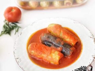 محشي الكوسا والباذنجان بصلصة البندورة