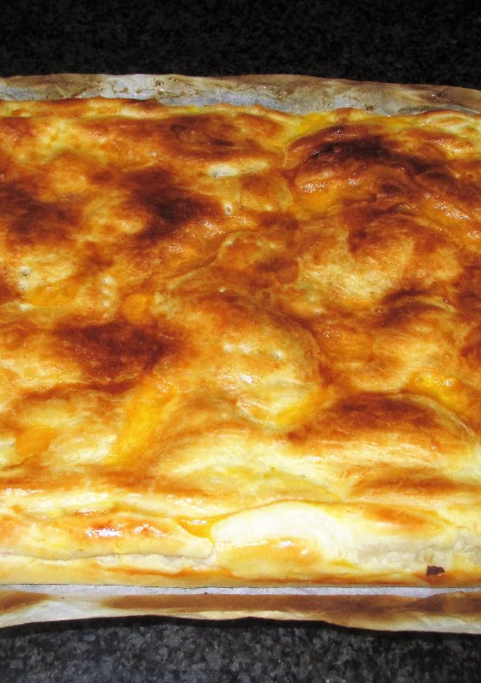 Una foto de Hojaldre con chucrut, patatas y cebolla