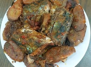 Hình của món Cá nục tròn kho chuối xanh.