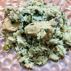 One pot chicken green rice A picture of One pot chicken green rice.