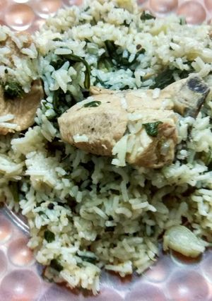 A picture of One pot chicken green rice.
