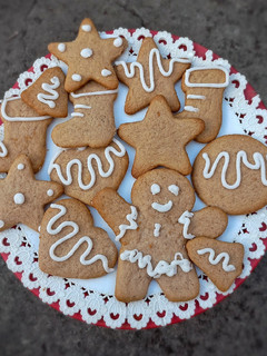Una foto de Galletitas de jengibre y canela navideñas