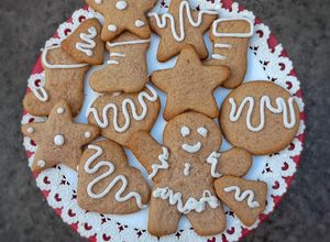 Una foto de Galletitas de jengibre y canela navideñas