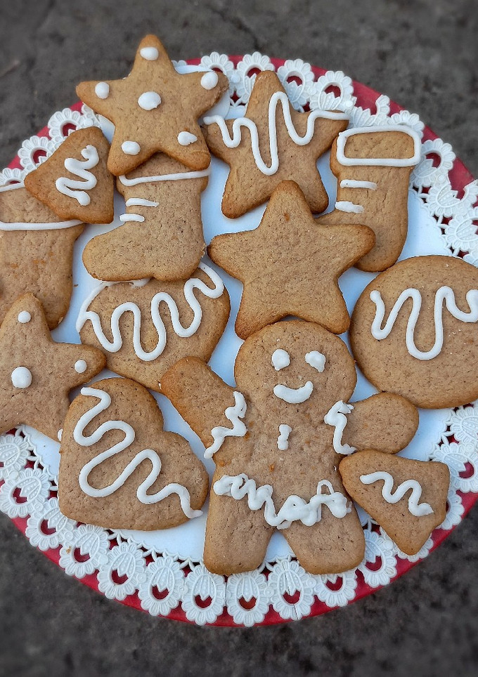 Una foto de Galletitas de jengibre y canela navideñas