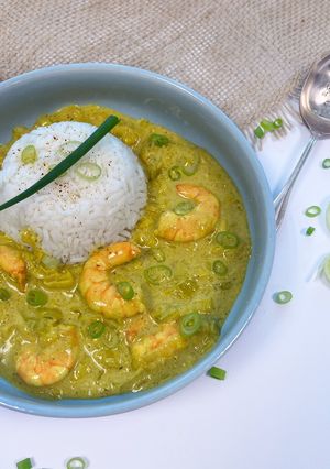 Une photo de Crevettes au curry jaune et lait de coco