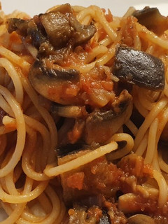 Una foto de Spaghetti con berenjena y champiñones Portobello