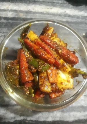 गाजर मूली का अचार(gajar mooli ka achar recipe in hindi) रेसिपी मुख्य फोटो