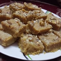 A picture of Besan khoya barfi.