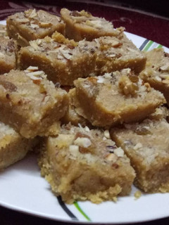A picture of Besan khoya barfi.