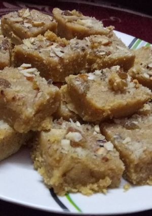 A picture of Besan khoya barfi.