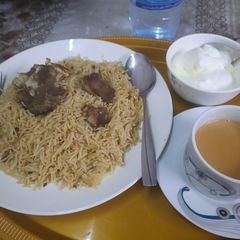 A picture of Mutton Yakhni Pulao.  With dehi and Tea.