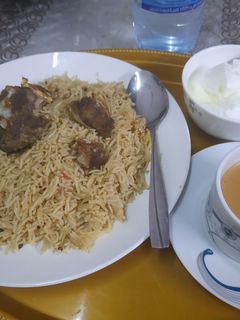 A picture of Mutton Yakhni Pulao.  With dehi and Tea.