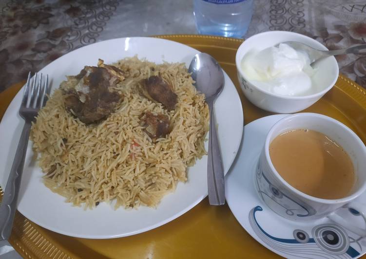 Mutton Yakhni Pulao.  With dehi and Tea
