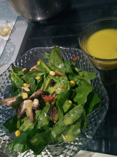 Una foto de Mushroom garden - ensalada de espinacas con tocino