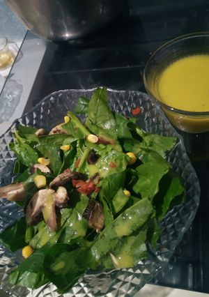 Una foto de Mushroom garden - ensalada de espinacas con tocino