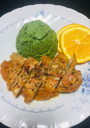 Una foto de Vegano Pecho de Pollo con jugo de Naranja al Horno con Puré de Epinaca!