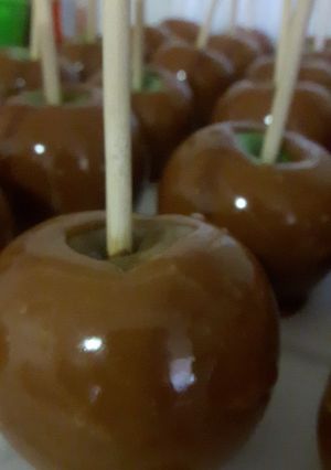 A picture of Caramel apples.