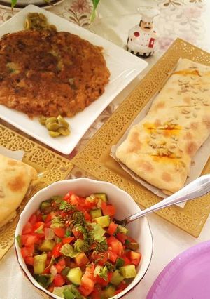 صورة لوصفة عجينه بحشوة البيتزا / الزعتر