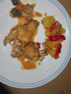 Una foto de Pollo con setas al vino
